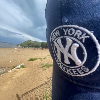 Логотип @dontsexxxc - ягода в подъезде