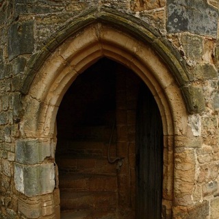 Логотип @doortomiddleages - Дверь в Средневековье