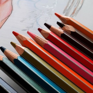 Логотип @draw_eat_read - Коробка с карандашами