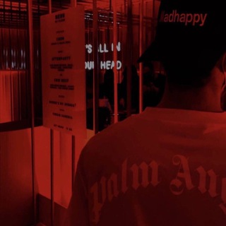 Логотип @drowningsadness - своеобразный.