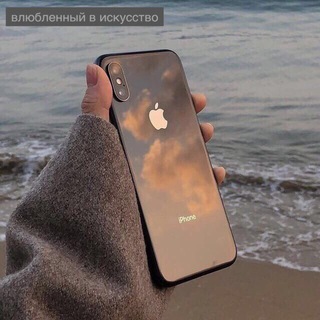 Логотип @easteticlive - влюбленный в искусство