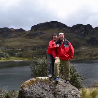 Логотип @ecuadorcuenca - Эквадор с распростёртыми руками. ЭРР.