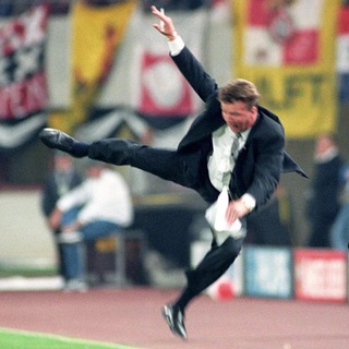 Логотип @editorialbackpage - Оранж, Тартан и Циркуль (Eredivisie – Premiership – DDR-Fußball)