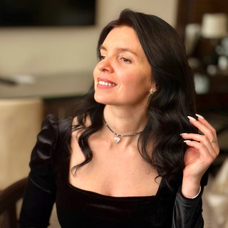 Логотип @elena_orhideya_producer - продюсер с собакой 🐕