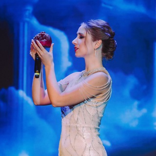 Логотип @elena_reed_musicals - Лена и 101 мюзикл🐿✨