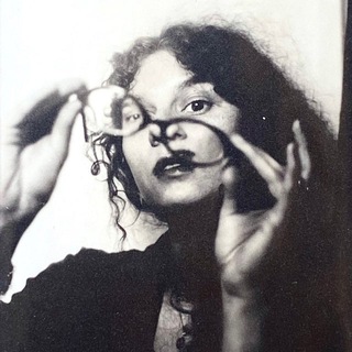 Логотип @elizgromusic - без лица бездельница