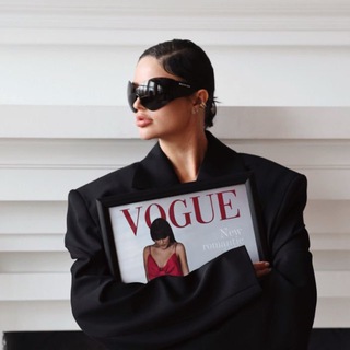 Логотип @english_vogue - English Vogue • английский по журналам