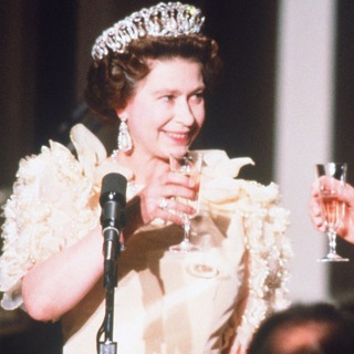 Логотип @englishfashionista - Kir Royal