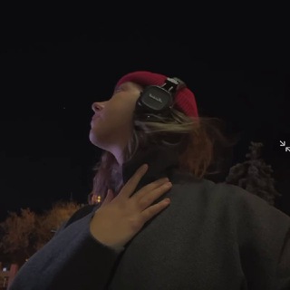 Логотип @erkhnstt - в красной шапке, на коне