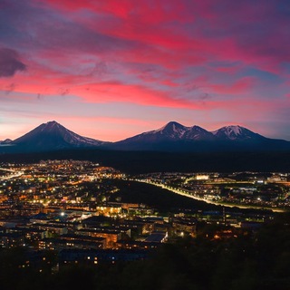 Логотип @everningpetrkamch - Вечерний ПетропавловсК