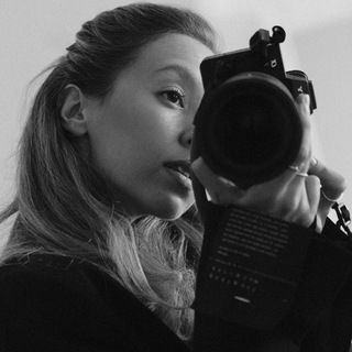 Логотип @evgeniavoloshina - Человек с камерой