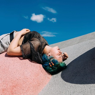 Логотип @existrom - экзистенциальный романтик