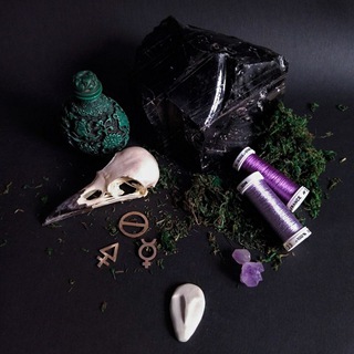 Логотип @faelincharoite - Кости, цветы и металл