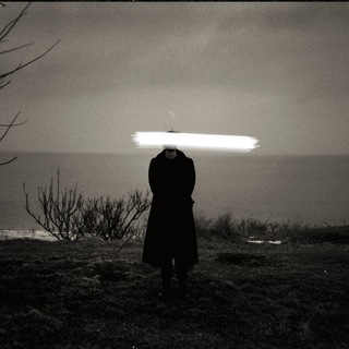 Логотип @fashionaggression - в черной рубашке