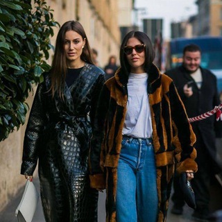 Логотип @fashionenthusiasm - две девицы на мели