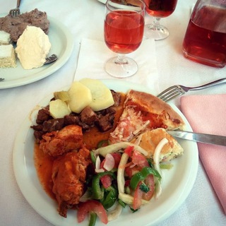 Логотип @feeding_time - Мир вкусной еды / рецепты