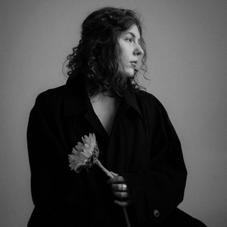 Логотип @femmedelettres - femme de lettres
