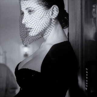 Логотип @fetissia - пальцы в чернилах.