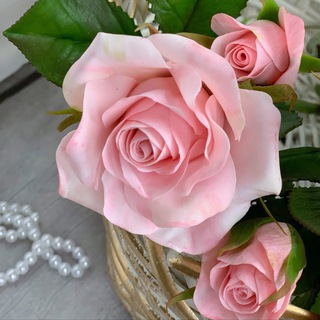 Логотип @flowersbylara - Цветы ручной работы из холодного фарфора Коротеевой Ларисы