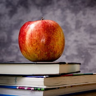 Логотип @foodandwineandaround - Профессор кислых щей