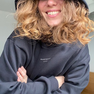 Логотип @foody_v_hoodie - Фуди в худи