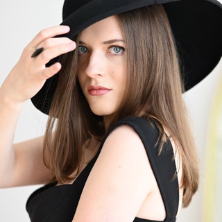 Логотип @fortepianostory - Записки Пианистки