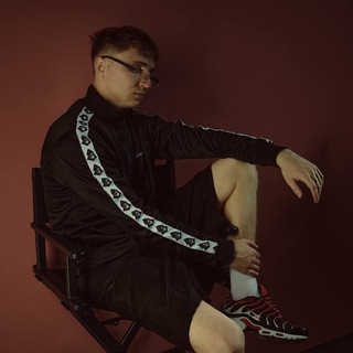 Логотип @freedizzik - Дизя в недоумении