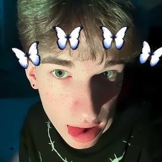 Логотип @freshmaniks - фрешманчик тут🧸