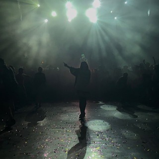 Логотип @garagikkkk - гараж)