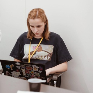 Логотип @girl_with_laptop - Девочка с ноутом