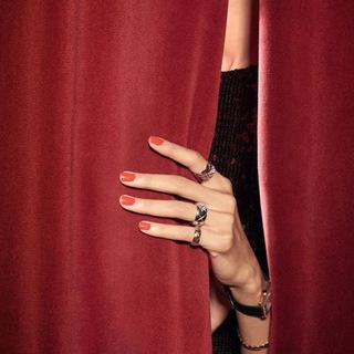 Логотип @girlandscene - Девушка у сцены