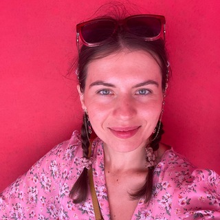 Логотип @girlwithblush - девушка с румянцем