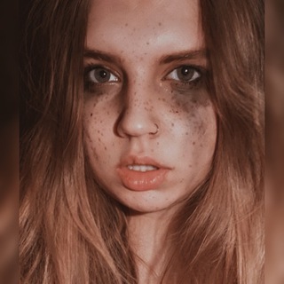 Логотип @girlwithbooks - Девушка с книгами