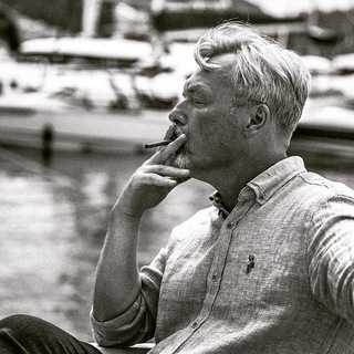 Логотип @goodstoryb2b - Здесь курят