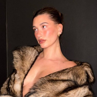 Логотип @gossipgirltown - GOSSIP GIRL TOWN