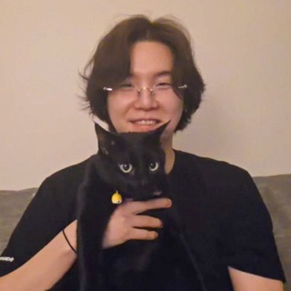 Логотип @graychamomiles - серые ромашки