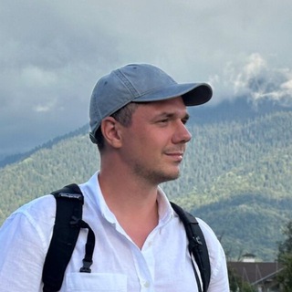 Логотип @gromov_com - Олег Громов печатает...