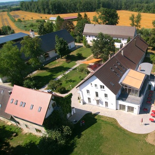 Логотип @guthelmeringen - Seminarzentrum & Hofladen Gut Helmeringen