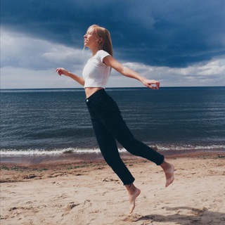 Логотип @halaleyla - Последний полёт в космос