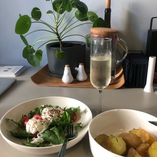 Логотип @hedonismandhappiness - Гедонизм и мещанство, мещанство и гедонизм