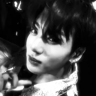 Логотип @hollivell - меланхолик.