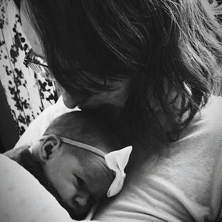 Логотип @homebirthing - Homebirth and Beyond