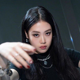 Логотип @houseoffical - увядший венок офелии