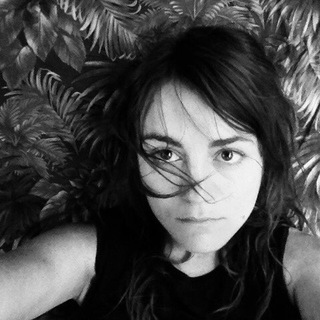 Логотип @huevochka - Девочка-Хуевочка