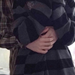 Логотип @hugss4u - объятия до хруста в позвоночнике