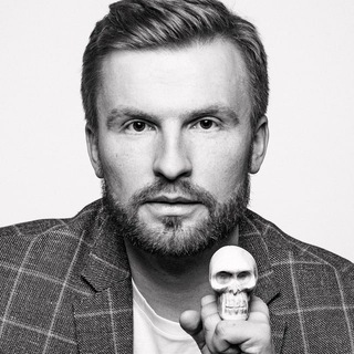 Логотип @i_zharskiy - Илья Жарский печатает...