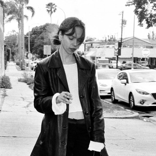 Логотип @iakudatolechy - Молодость не влезла в чемодан