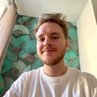 Логотип @iamserezhae - Что делает Серёжа?