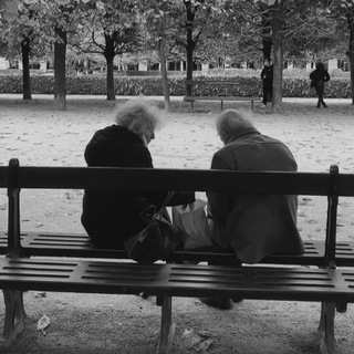 Логотип @ibrgmvll - замкнутая девочка.