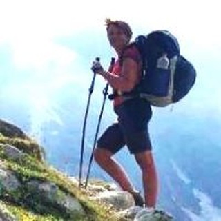 Логотип @idusama - Иду Сама